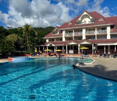 Gros Raisins Apartment | Kaz Caraïbes spacieuse, accès piscine et plage - Résidence