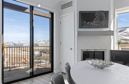 Park City Apartment | KBM Resorts: MAS-2003 Panoramic Sunshine Modern 2BR 3 min drive to Jordanelle Gondola