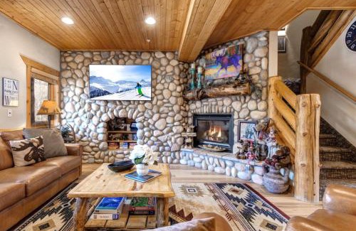Park City Apartment | KBM Resorts Timber Wolf Lodge Mountain Elegance with Gas Fireplace Common Hot Tubs Near Canyons Village TWL-5b