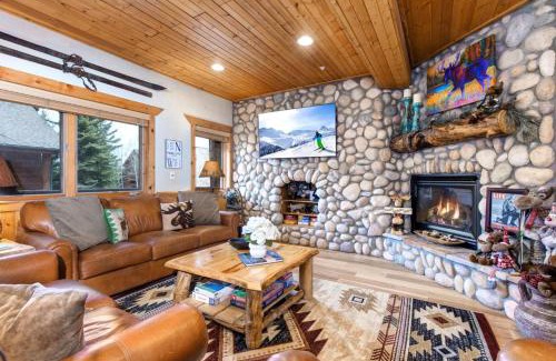 Park City Apartment | KBM Resorts Timber Wolf Lodge Mountain Elegance with Gas Fireplace Common Hot Tubs Near Canyons Village TWL-5b