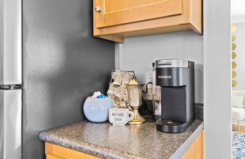 South Kansas City House | KC Coach House - Walk to UMKC/Brookside/Plaza + Streetcar!