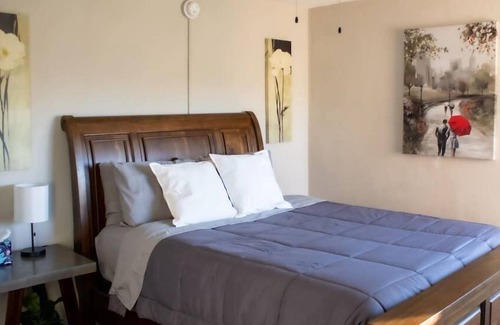 Country Club Plaza Area Apartment | KC Plaza One Bedroom Gym/Parking/Pool