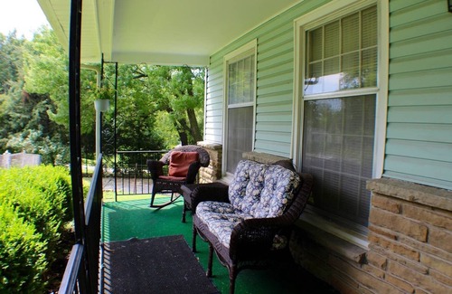 Kansas City House | KC's Stadium B&B Chiefs/Royals, I-70, parking, pets, Whole house, fenced yard