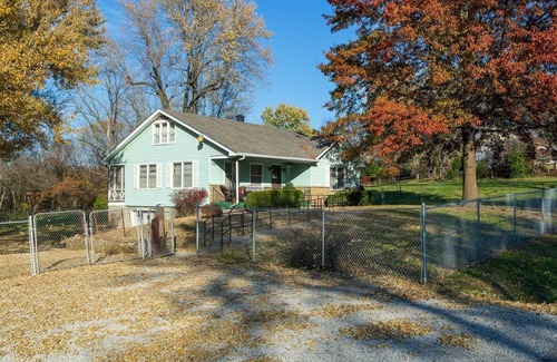 Kansas City House | KC's Stadium B&B Chiefs/Royals, I-70, parking, pets, Whole house, fenced yard