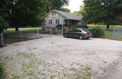 Kansas City House | KC's Stadium B&B Chiefs/Royals, I-70, parking, pets, Whole house, fenced yard