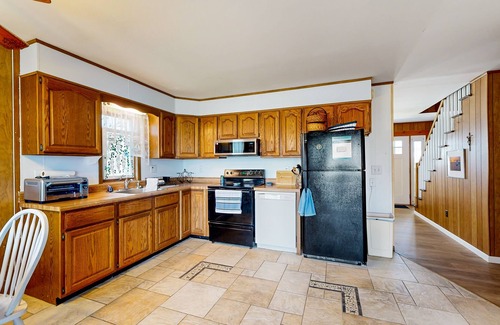Keen-Wik On the Bay House | Keenwick on the Bay waterfront home with AC, W/D, Free WIFI & dock