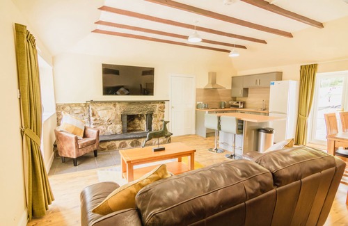 Blairgowrie Cottage | Keepers Cottage - sleeps 6 guests in 3 bedrooms, hot tub.