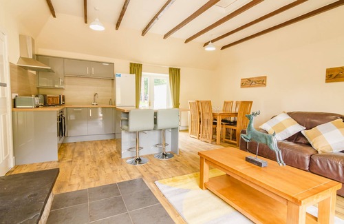 Blairgowrie Cottage | Keepers Cottage - sleeps 6 guests in 3 bedrooms, hot tub.