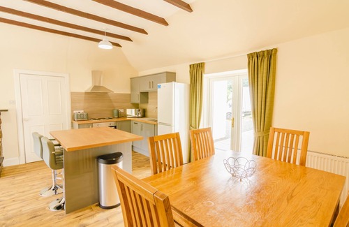 Blairgowrie Cottage | Keepers Cottage - sleeps 6 guests in 3 bedrooms, hot tub.
