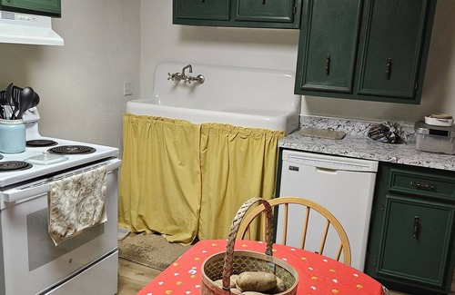 Dahlonega House | Keith Retreat Terrace: Mountain views, wineries -for singles and couples