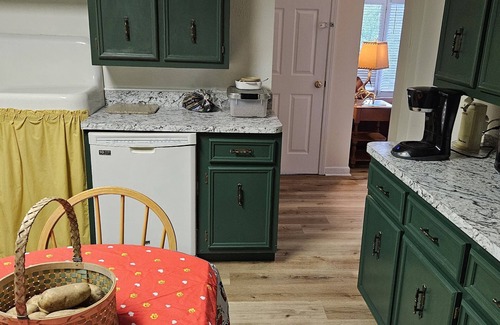 Dahlonega House | Keith Retreat Terrace: Mountain views, wineries -for singles and couples