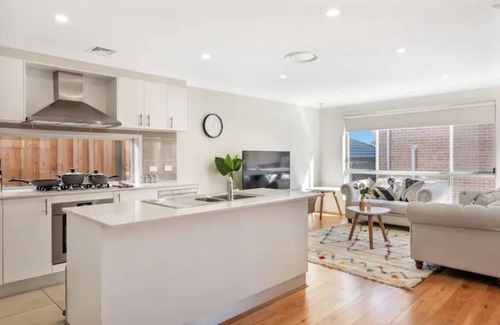 Kellyville House | Kellyvile Delight 5BrHouse+Parking+Shopping Center