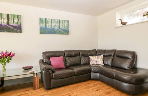 Corton Cottage | KELPERS BARN, pet friendly, with open fire in Gillingham