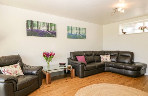 Corton Cottage | KELPERS BARN, pet friendly, with open fire in Gillingham