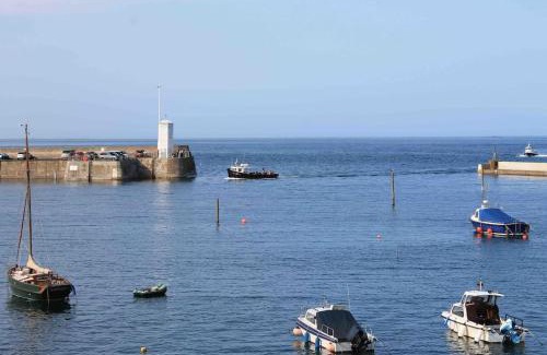 Seahouses House | Kelvinside, Seahouses, 2 minute walk into village