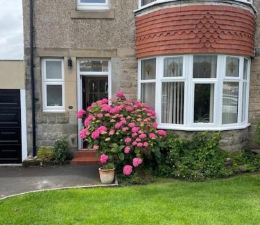 Seahouses House | Kelvinside, Seahouses, 2 minute walk into village