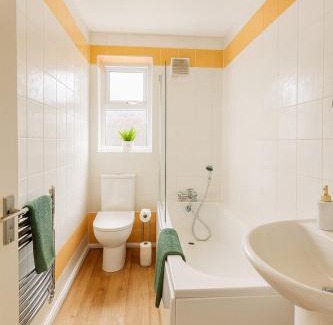 Bedford House | Kempston Home Sleeps 7-9 Long Stays Parking