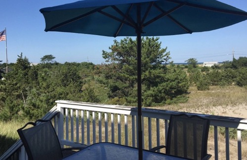 Southold Cottage | KENNEY’s BEACH: SOUTHOLD BEACH COTTAGE Waterview, walk to Beach.