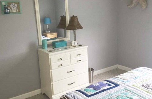 Southold Cottage | KENNEY’s BEACH: SOUTHOLD BEACH COTTAGE Waterview, walk to Beach.