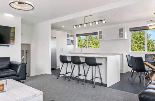 Richmond Heights House | Kensington Gem-Family Getaway