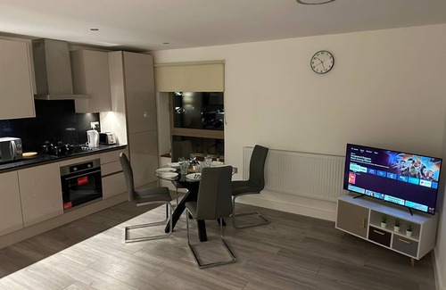 Slough Apartment | Kensington House by Solitaire Suites