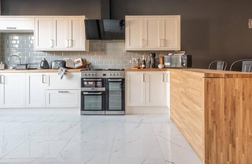 Newport House | Kensington Place - 4 Bedroom Home w Free Parking
