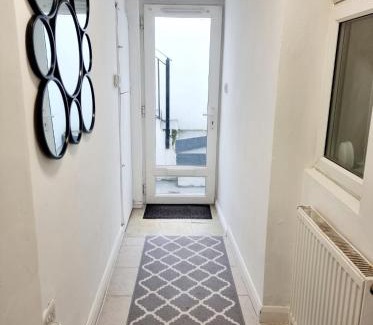 Gravesend Apartment | Kent 1 bedroom apartment 2 mins walk to Gravesend Station & Town Centre