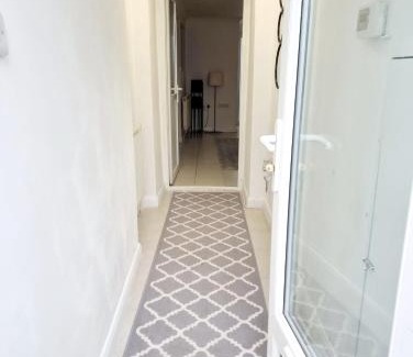 Gravesend Apartment | Kent 1 bedroom apartment 2 mins walk to Gravesend Station & Town Centre
