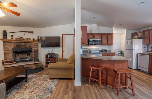 June Lake House | Kenton House- Village Location, Walk to both June & Gull Lakes and Shops and Restaurants