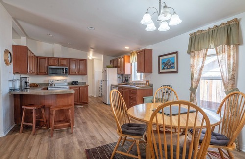 June Lake House | Kenton House- Village Location, Walk to both June & Gull Lakes and Shops and Restaurants