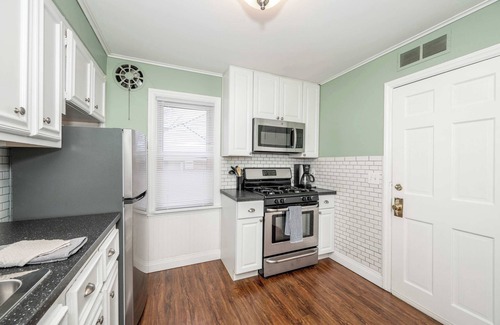 Roselawn Finance Condo | Kenwood Keys 2 Stay for 6!