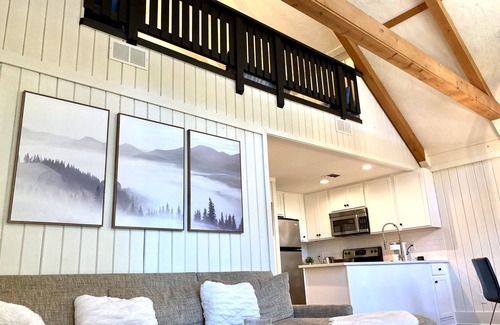 Salem Condo | Keowee Key Condo Modern Meets Cozy Private Golf Lake Tennis Community