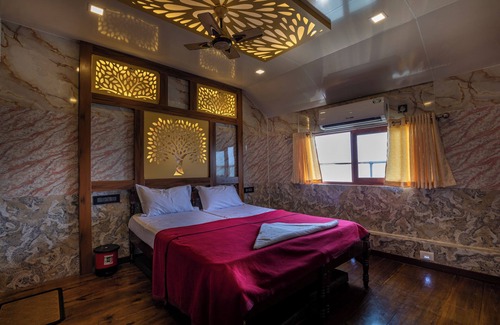 Alappuzha Hotel | Kerala Nature Houseboat by Coco floatel