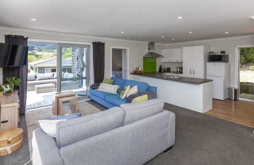 Paraparaumu Cottage | Kereru Cottage Tranquil Setting