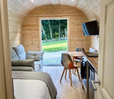 Stoney Middleton House | Kestrel Cabin Peak District