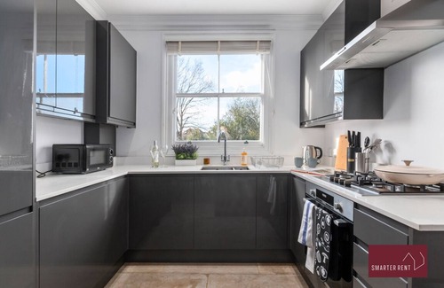 Kew Apartment | Kew Village- Modern, Pets Welcome 3Bed