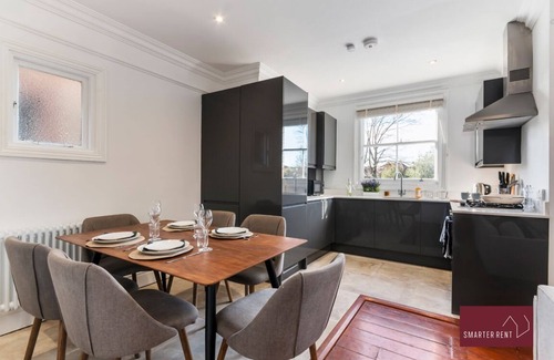 Kew Apartment | Kew Village- Modern, Pets Welcome 3Bed