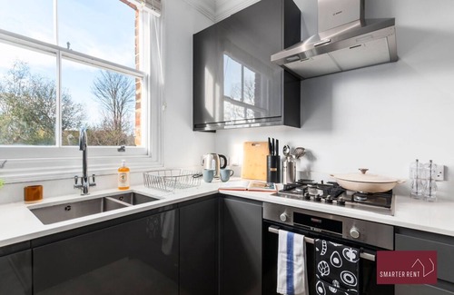 Kew Apartment | Kew Village- Modern, Pets Welcome 3Bed