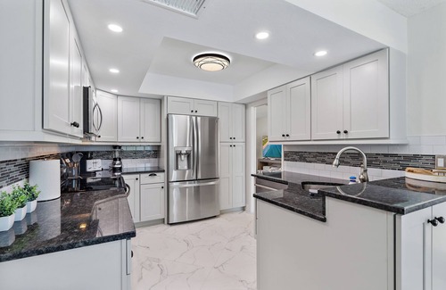 Gulf Gate Woods House | KEY DREAMS-LARGE HEATED POOL-3 BR-10 MIN TO SIESTA KEY-SLEEPS 8-GULF GATE