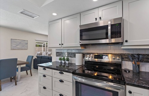 Gulf Gate Woods House | KEY DREAMS-LARGE HEATED POOL-3 BR-10 MIN TO SIESTA KEY-SLEEPS 8-GULF GATE