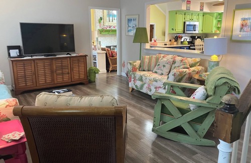 Villas House | Key West in Cape May: Hot tub open year round! Dog friendly!