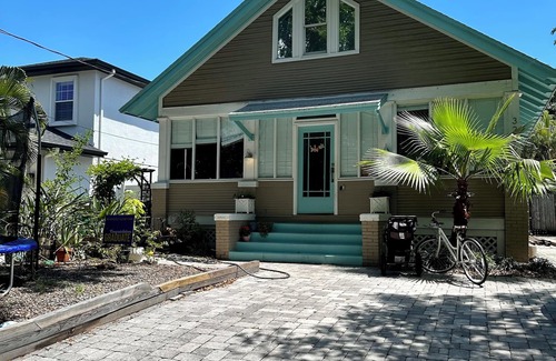 Palma Ceia House | Key West style bungalow in South Tampa, swim, garden, chefs kitchen, family.