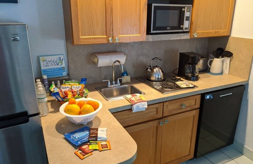 White Street Gallery District Apartment | Key West Sunset Suite at Suite Dreams Inn