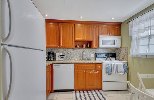 Key Biscayne Condo | Keybiscayne Charmer half a block from private Beach, Restaurants and Boutiques!