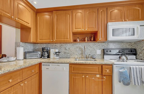 Key Biscayne Condo | Keybiscayne Charmer half a block from private Beach, Restaurants and Boutiques!