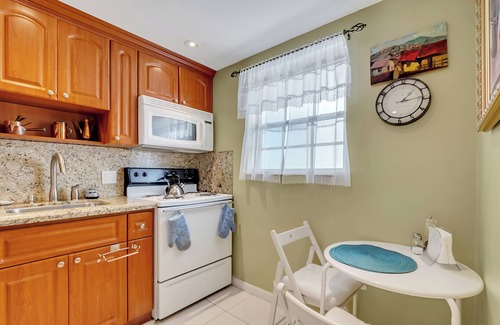 Key Biscayne Condo | Keybiscayne Charmer half a block from private Beach, Restaurants and Boutiques!