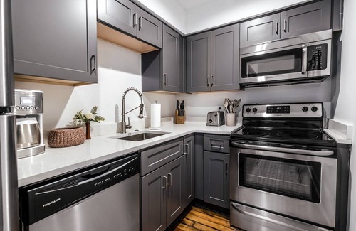 Downtown Charleston Apartment | Kiawah Suite at 360 King