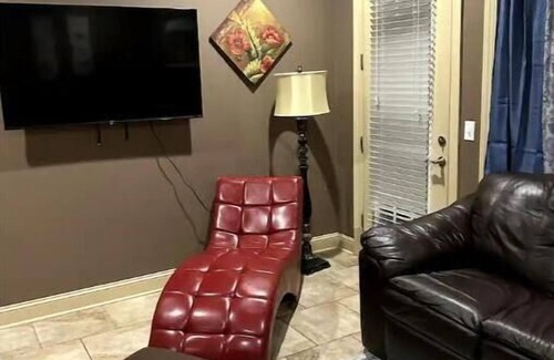 Elizabethtown Apartment | Kick back and relax in this Calm Stylish Spave