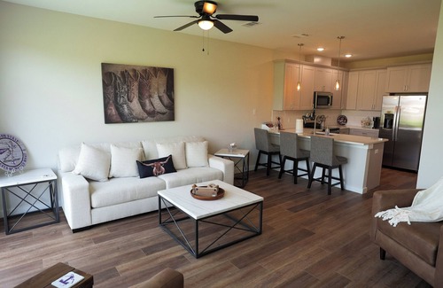 Stephenville House | “Kick Off Your Boots” NEW 2025 LUXURY Townhome walking distance to Tarleton.