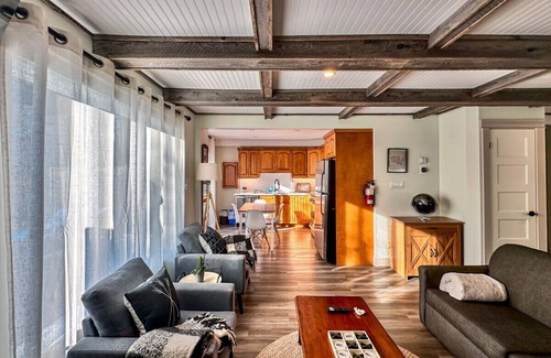 Collingwood House | Kickback in Beautiful tranquil centrally located condo